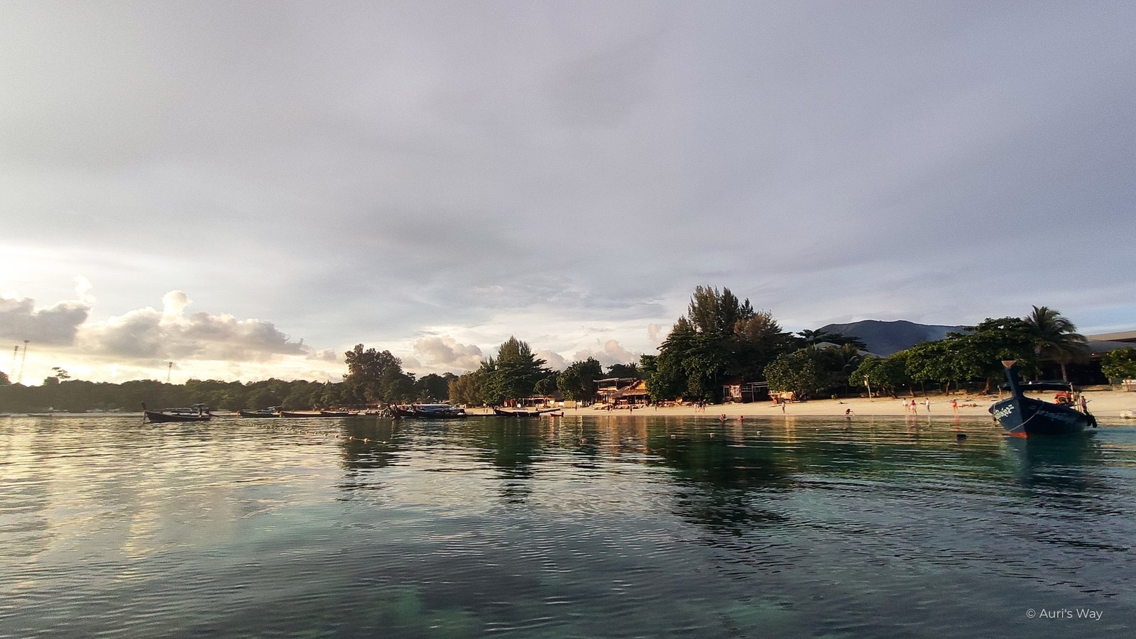 Ile de Koh Lipe en Thailande au crépuscule, vue de la mer