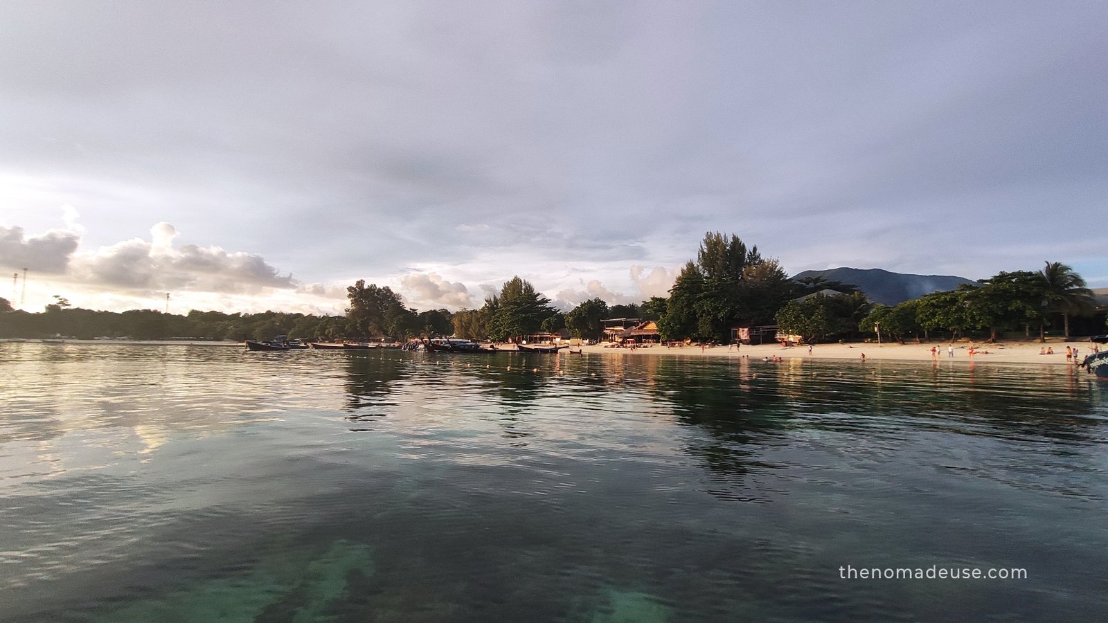 Ile de Koh Lipe en Thailande au crépuscule, vue de la mer