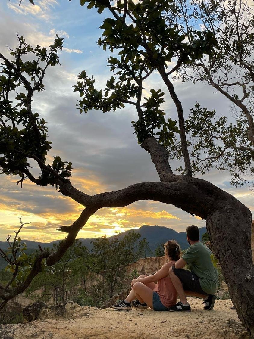Couple en train d'admirer le coucher du soleil sur le Pai Canyon