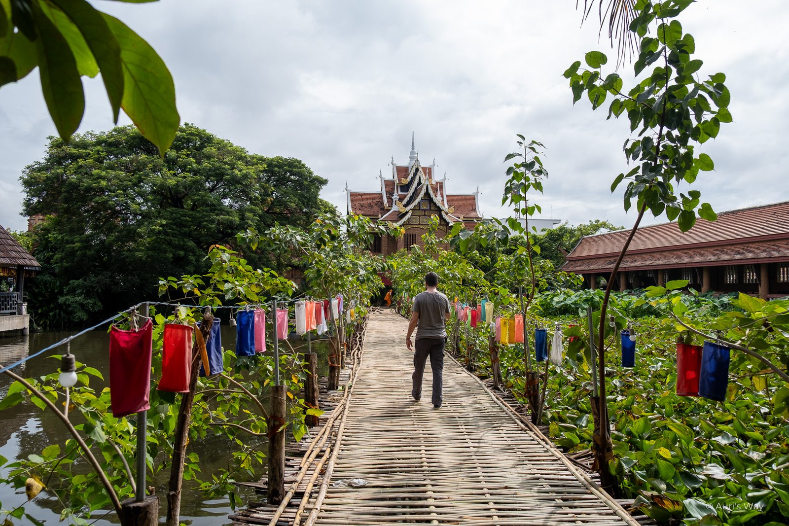 Homme marchant sur un pont en bambou à Wat Jetlin à Chiang Mai