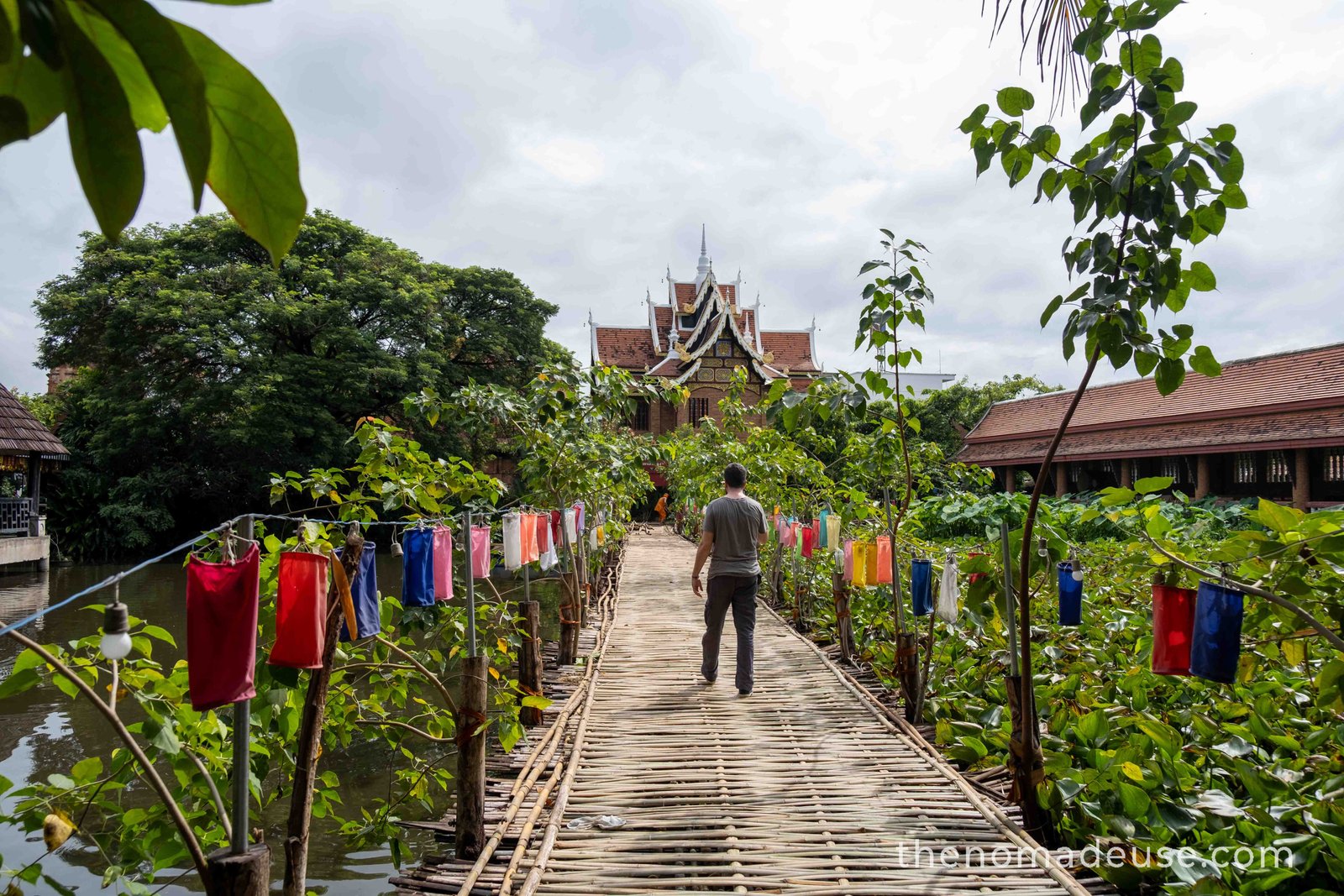 Homme marchant sur un pont en bambou à Wat Jetlin à Chiang Mai