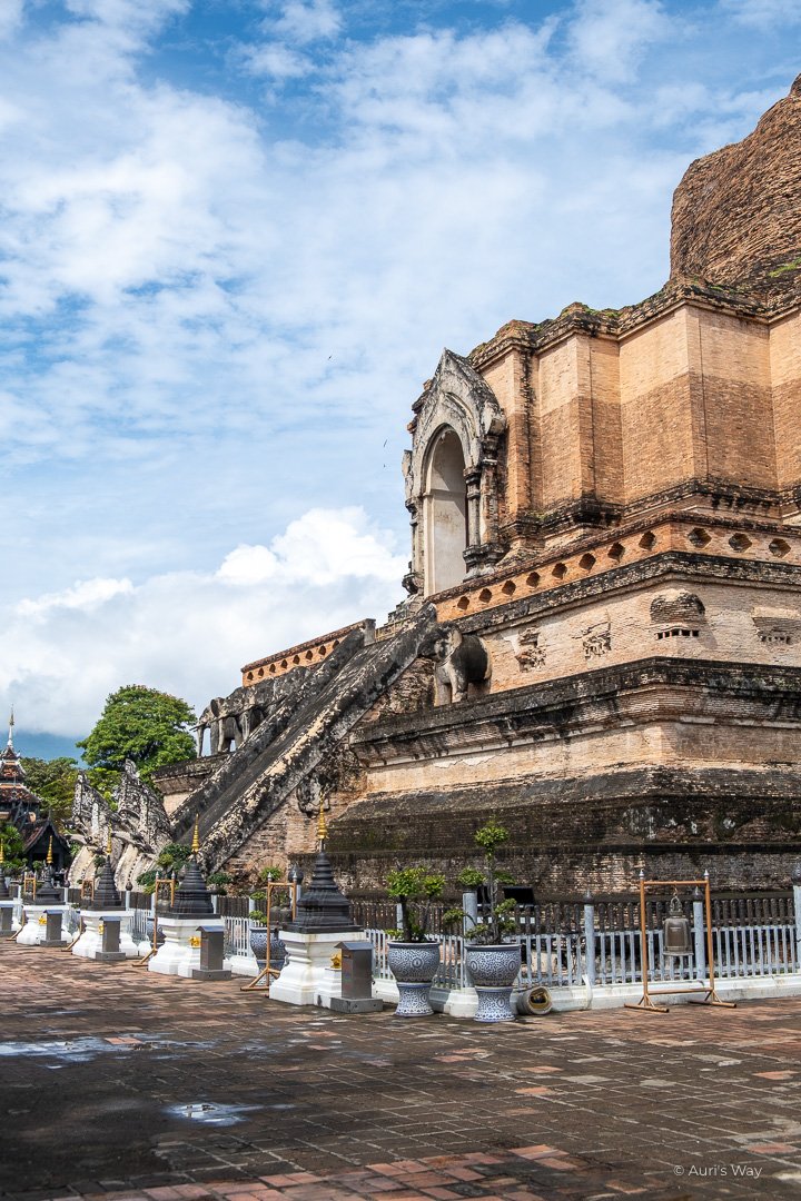 Vue latérale du temple Wat Chedi Luang à Chiang Mai
