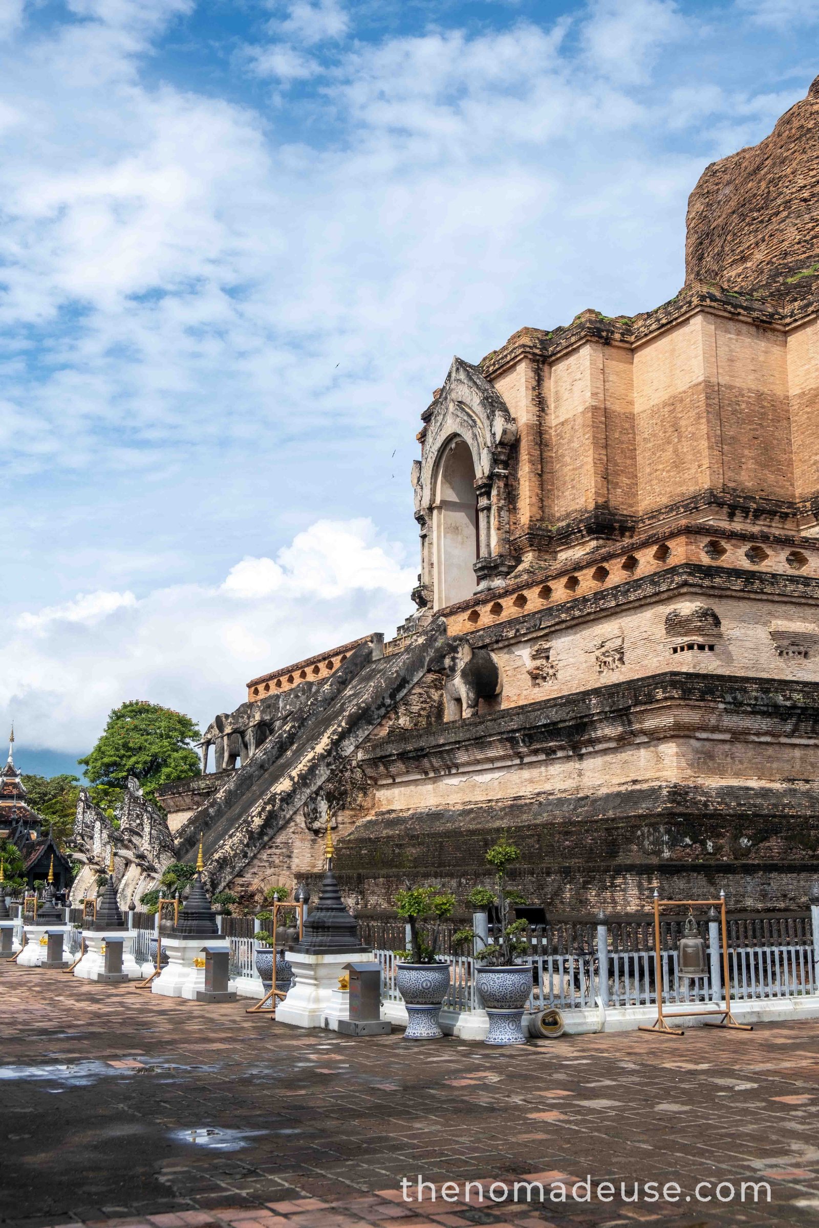 Vue latérale du temple Wat Chedi Luang à Chiang Mai