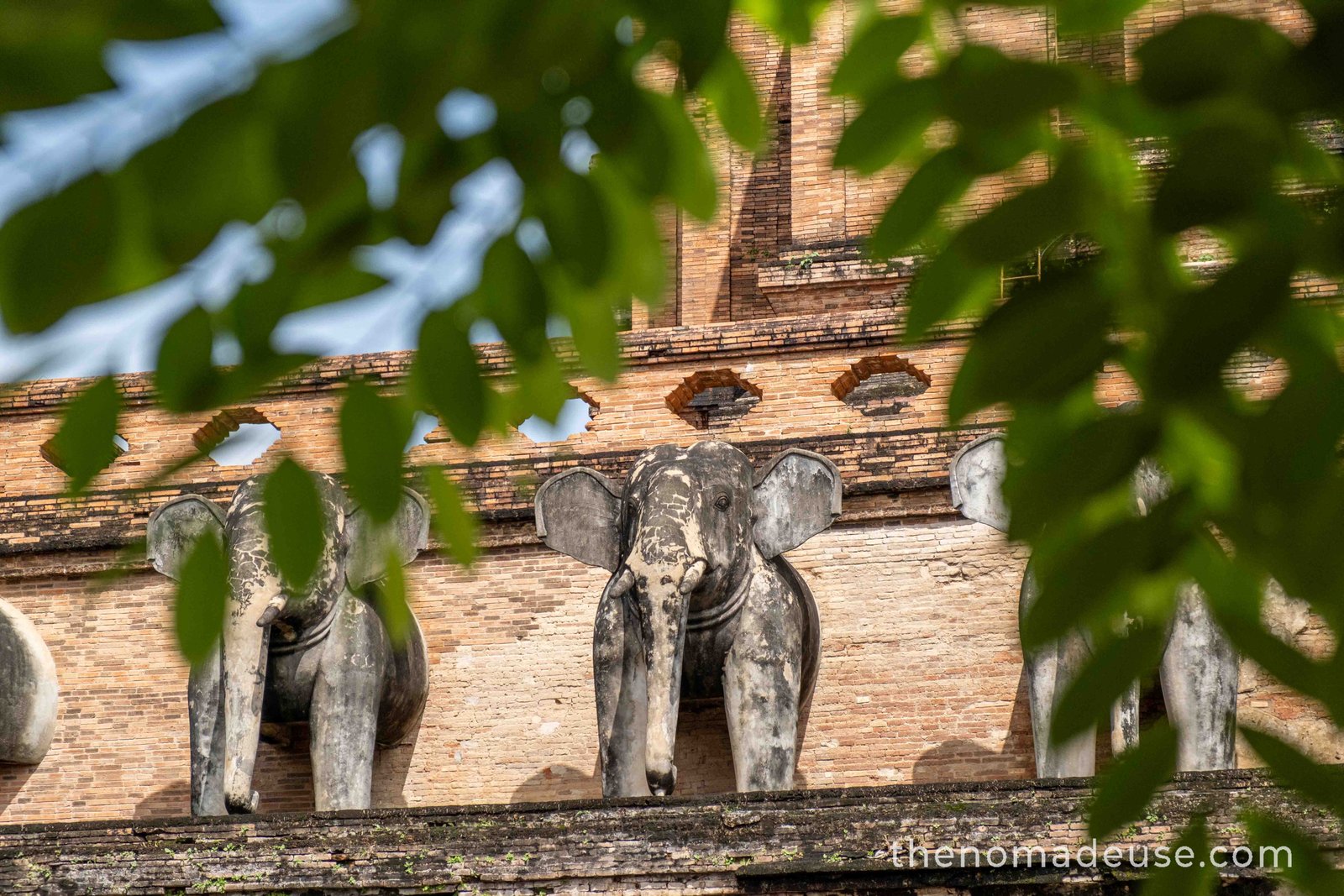 Détail éléphants du temple Chedi Luang à Chiang Mai