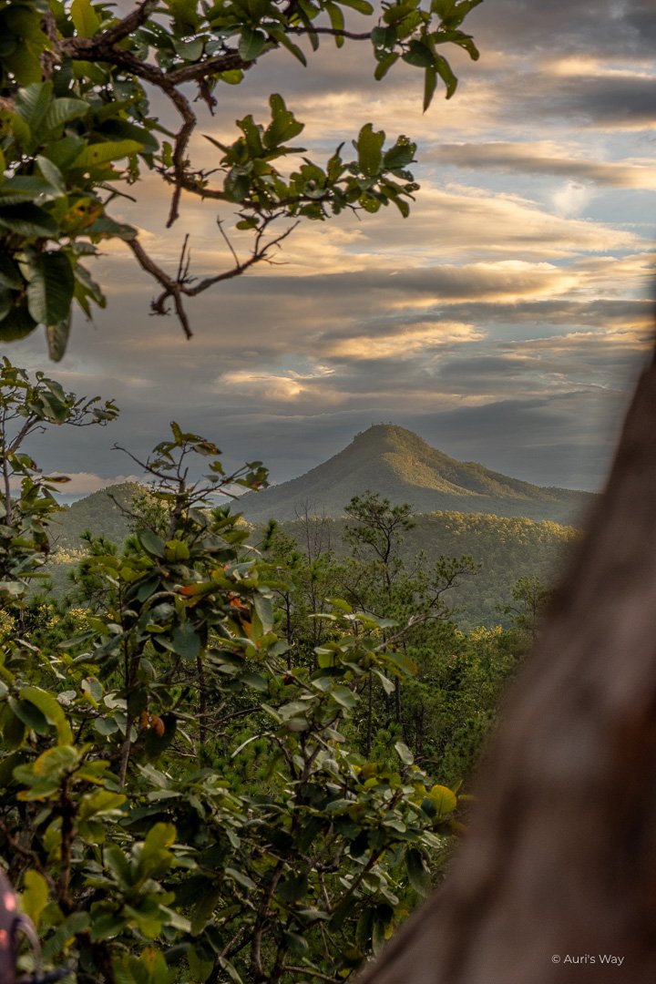 Jolie lumière illuminant une montagne de la vallée à Pai Canyon au coucher du soleil