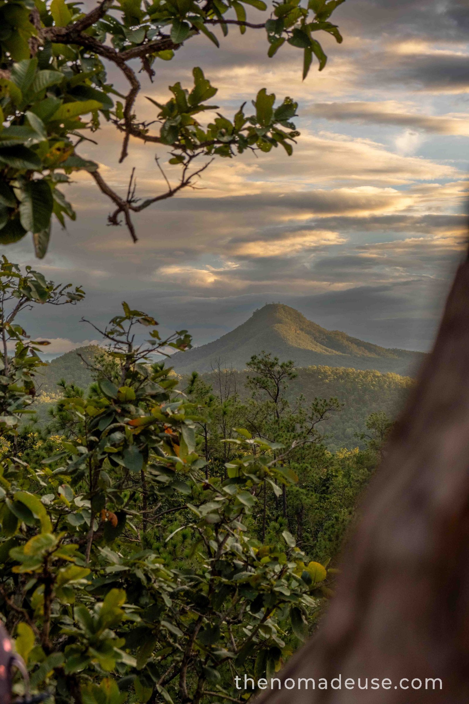 Jolie lumière illuminant une montagne de la vallée à Pai Canyon au coucher du soleil