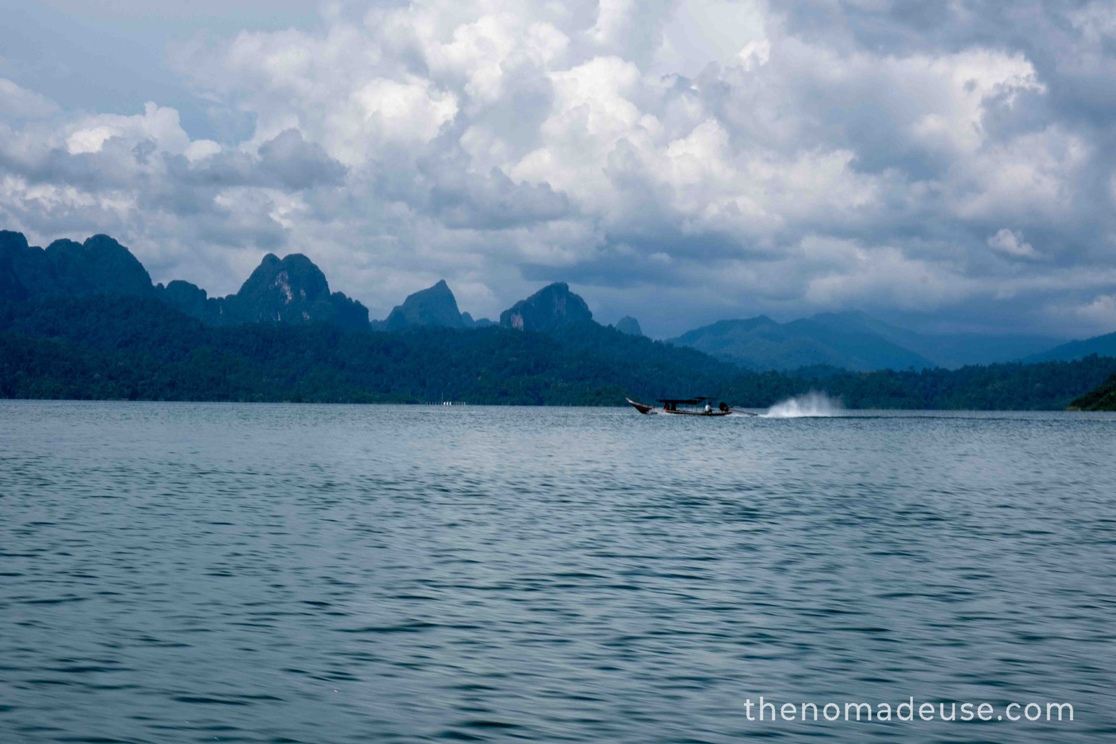 Vue panoramique du parc Khao Sok avec silhouette des montagnes karstiques en fond