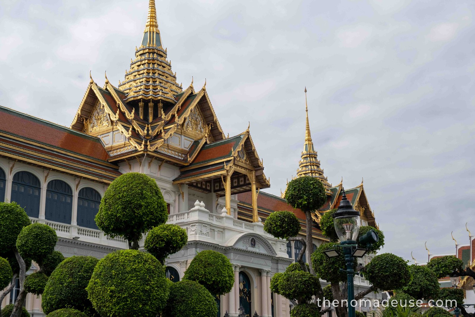 Vue du monument principal du palais royal à Bangkok