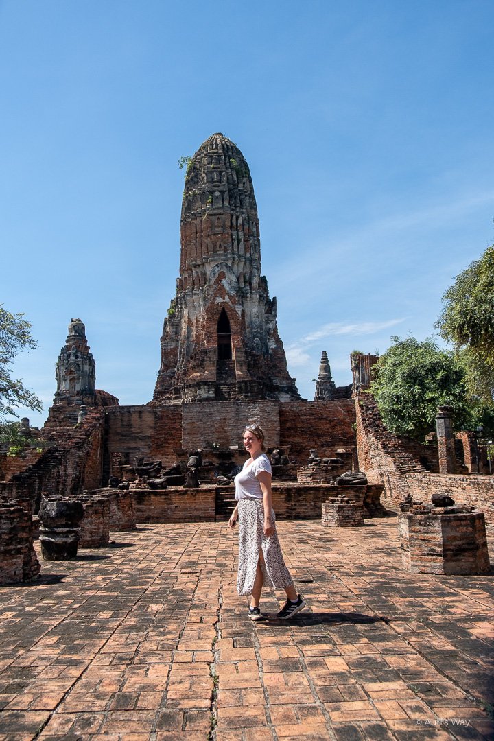 Auri's Way devant l'un des vestiges d'Ayutthaya