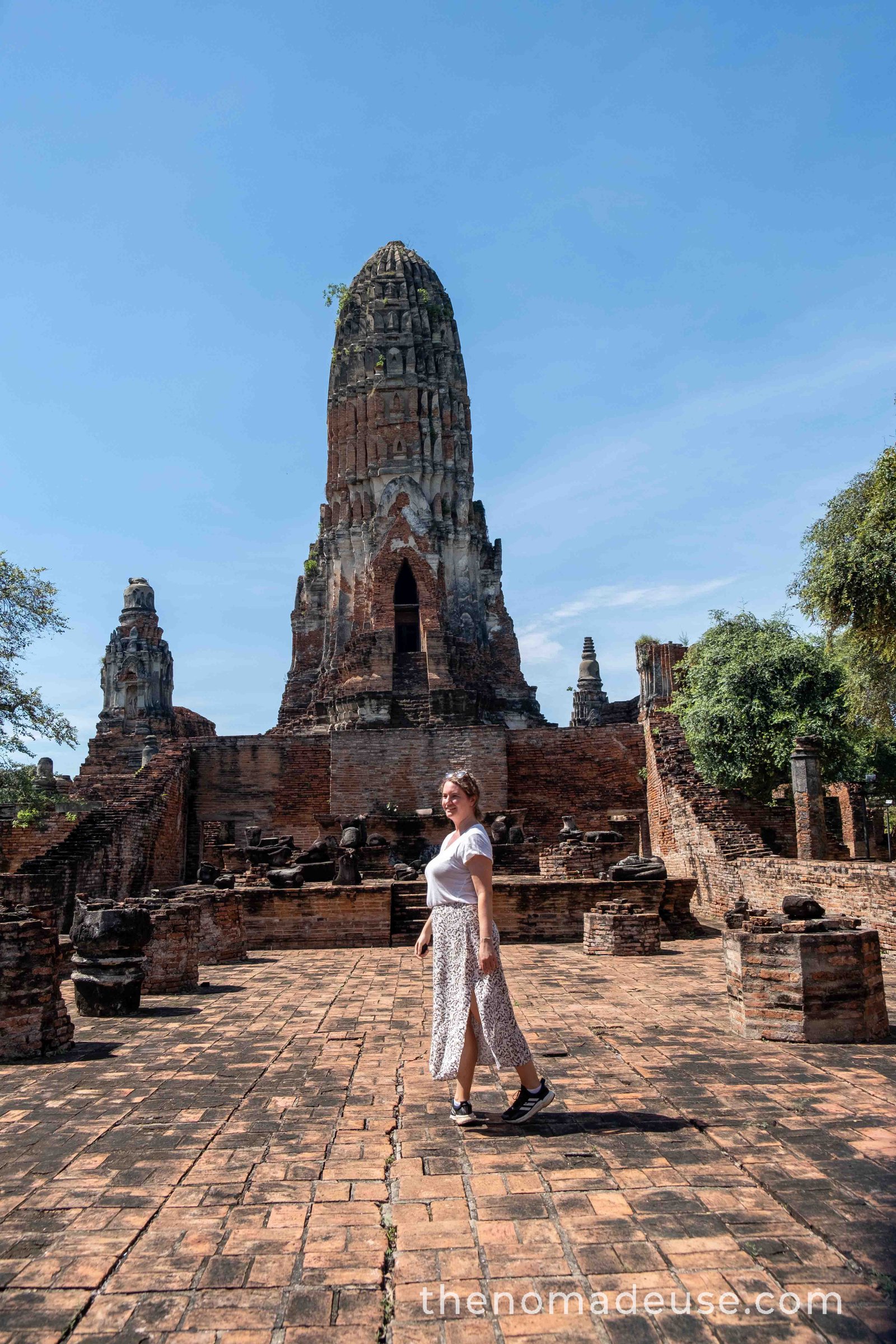 The nomadeuse devant l'un des vestiges d'Ayutthaya