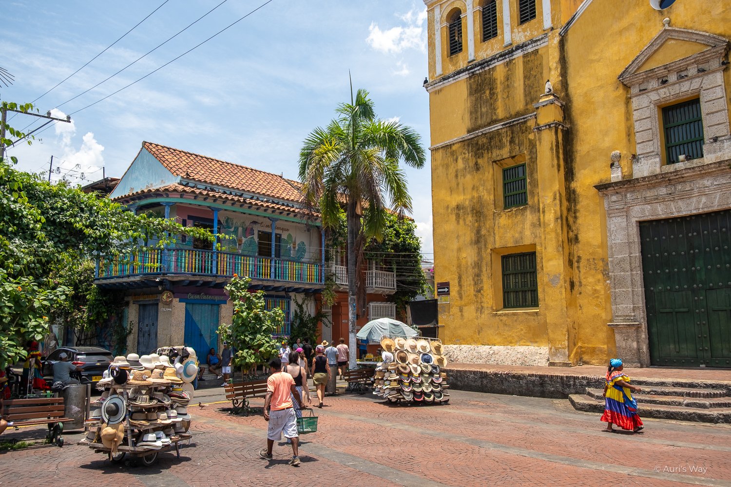 Église et maison coloniale colorée dans le quartier de Getsemani à Carthagène