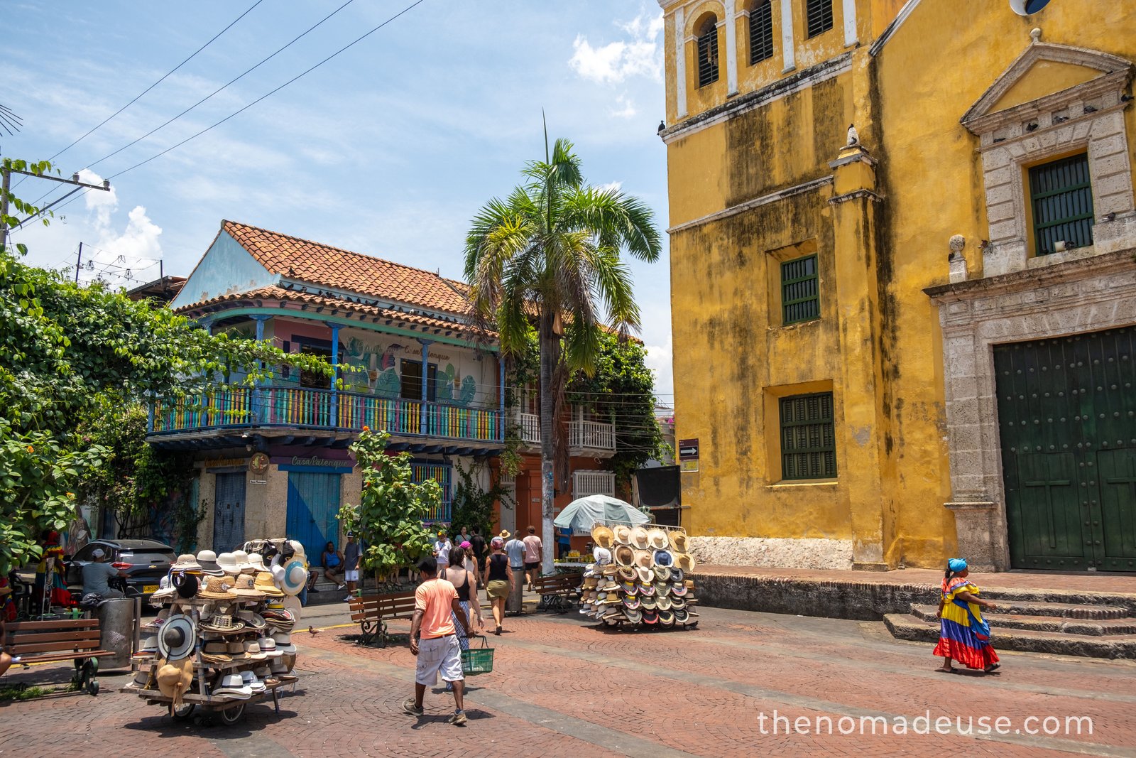 Église et maison coloniale colorée dans le quartier de Getsemani à Carthagène