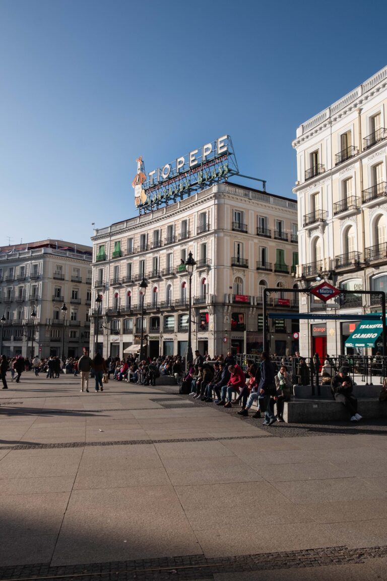 Puerta del Sol de Madrid avec édifice Tio Pepe en fond et bouche de métro.