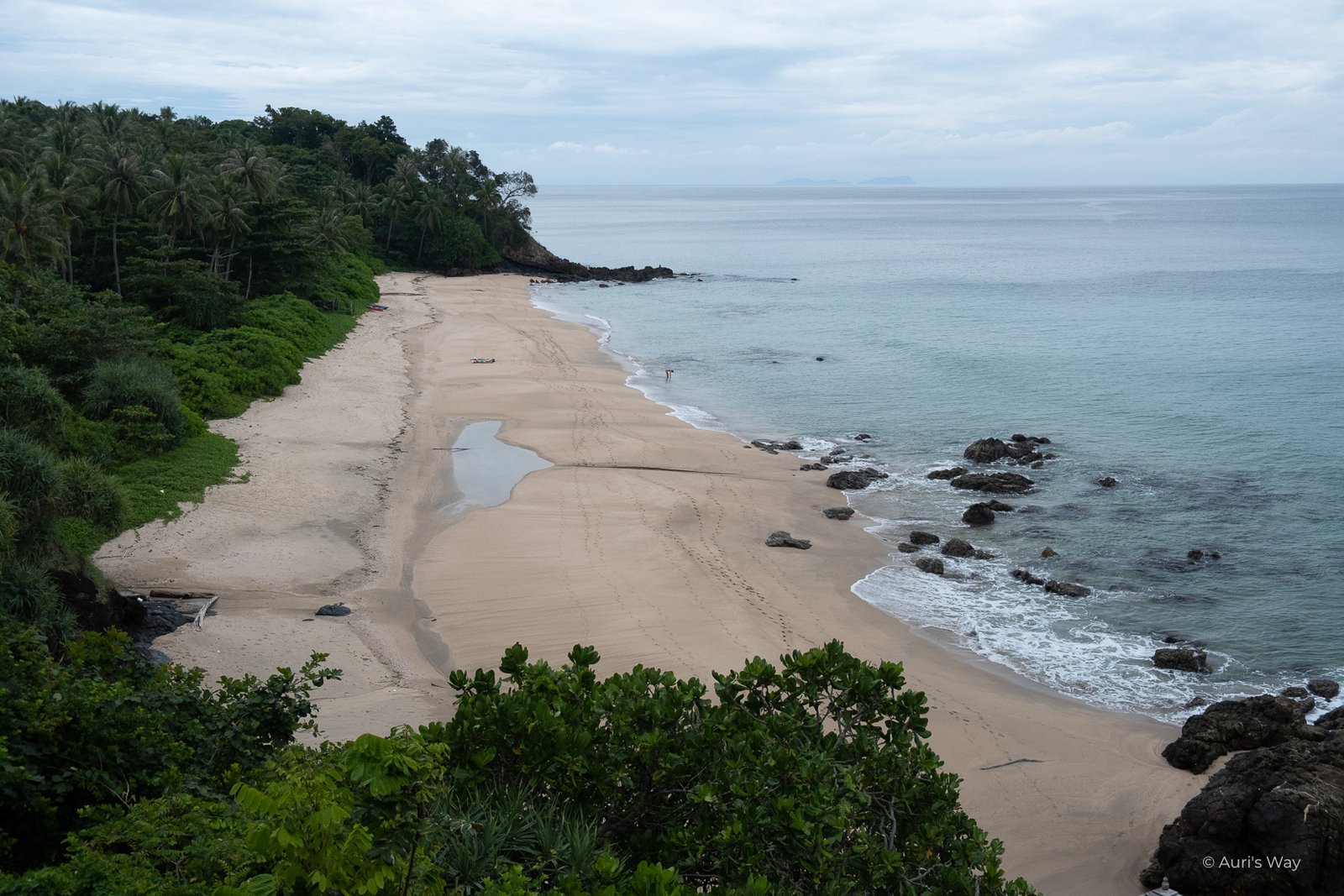 Vue supérieure sur la plage de Nui Beach à Koh Lanta.