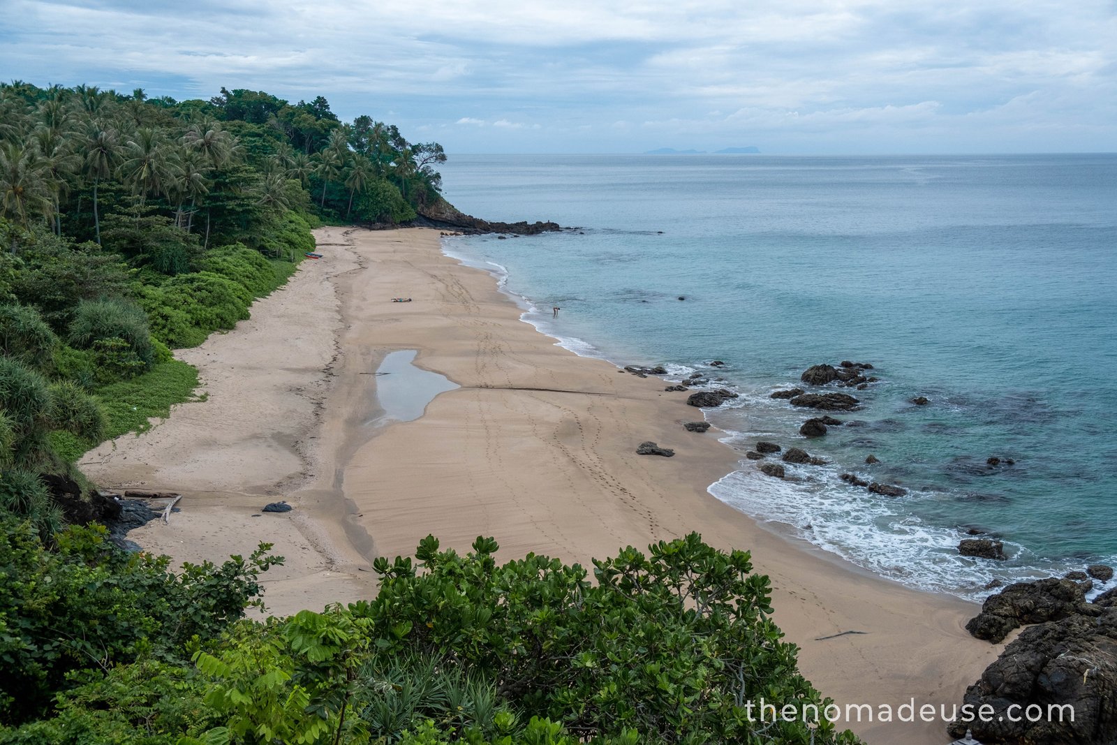 Vue supérieure sur la plage de Nui Beach à Koh Lanta.