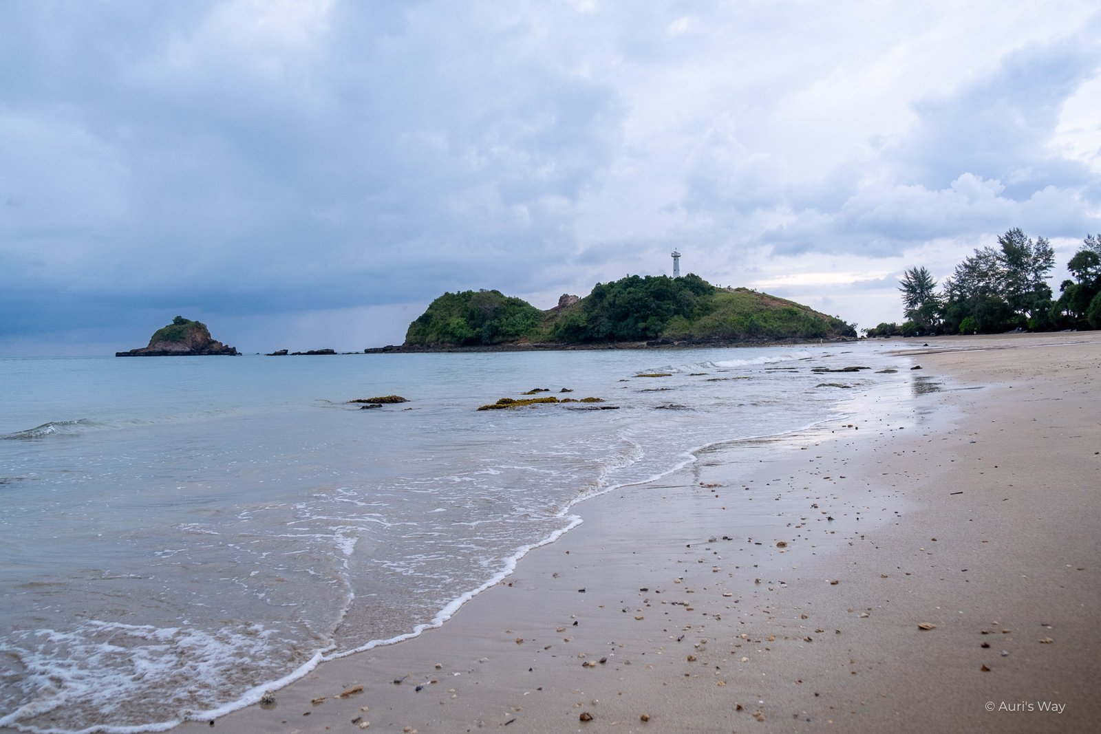 Phare du Parc Mu Ko Lanta par un jour orageux