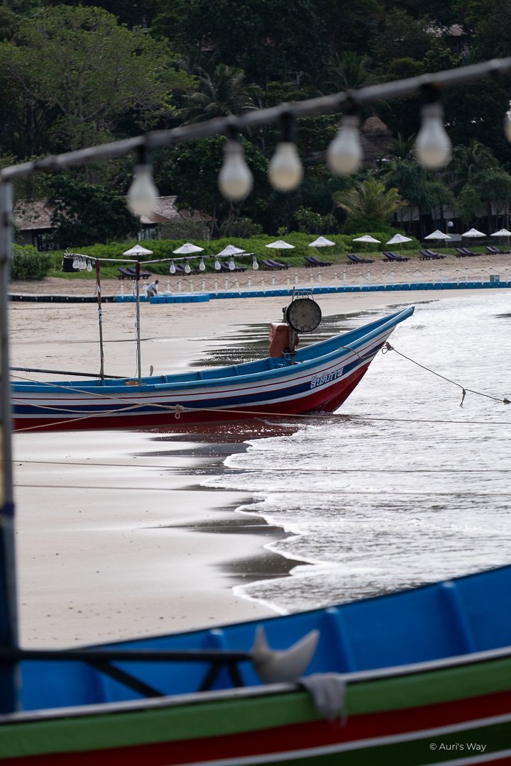 Bateau de pêche décoré d'ampoules à Koh Lanta.