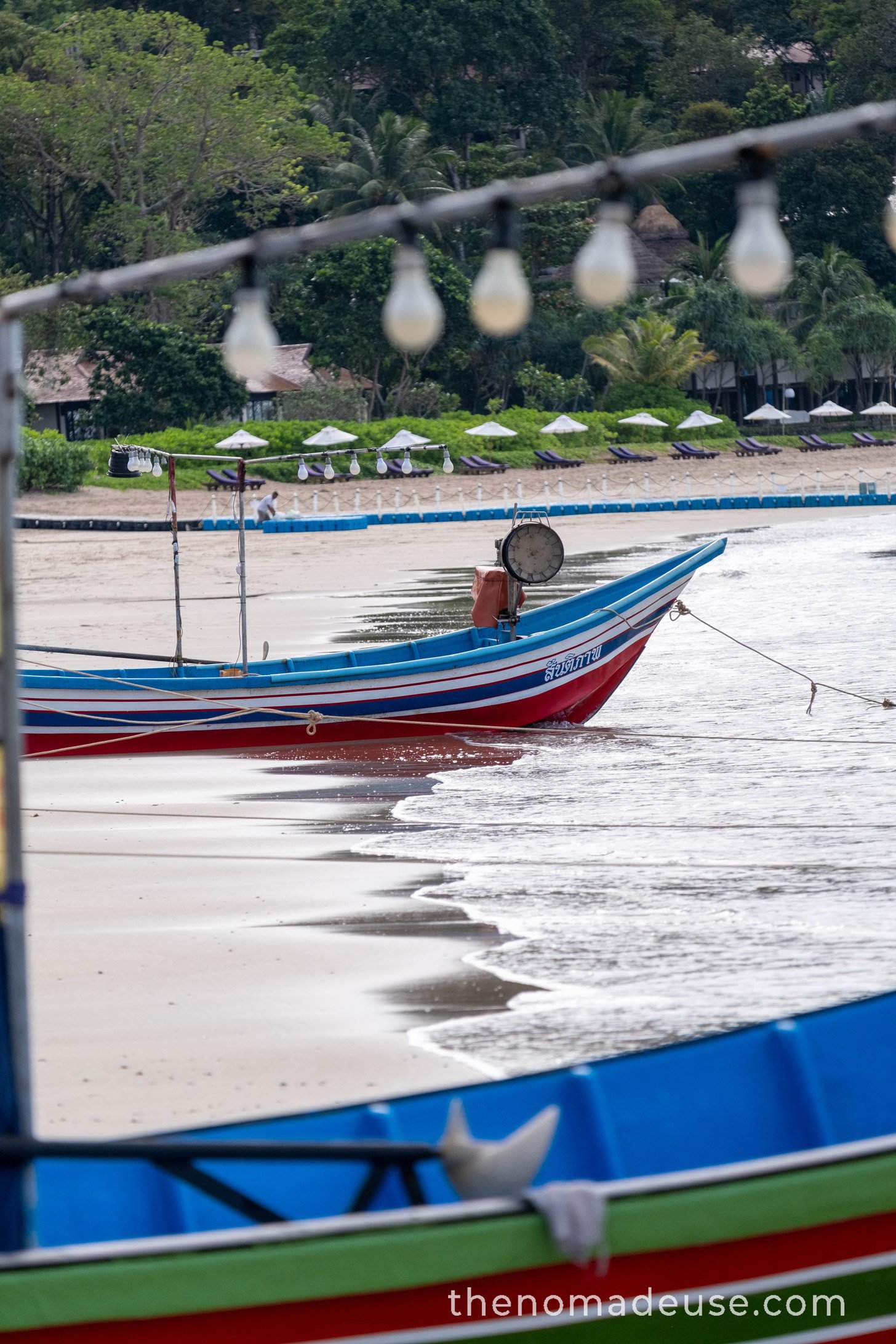 Bateau de pêches décoré d'ampoules à Koh Lanta.
