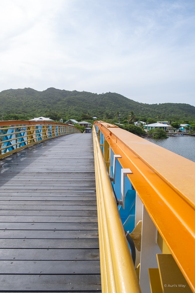 El Puente de los Enamorados en la isla de Providencia y sus colores