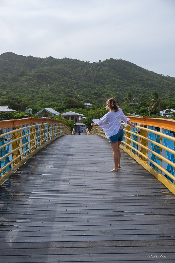 Auri's Way traversant le pont des amoureux avec le vent dans les cheveux entre l'île de Providencia et l'île de Santa Catalina