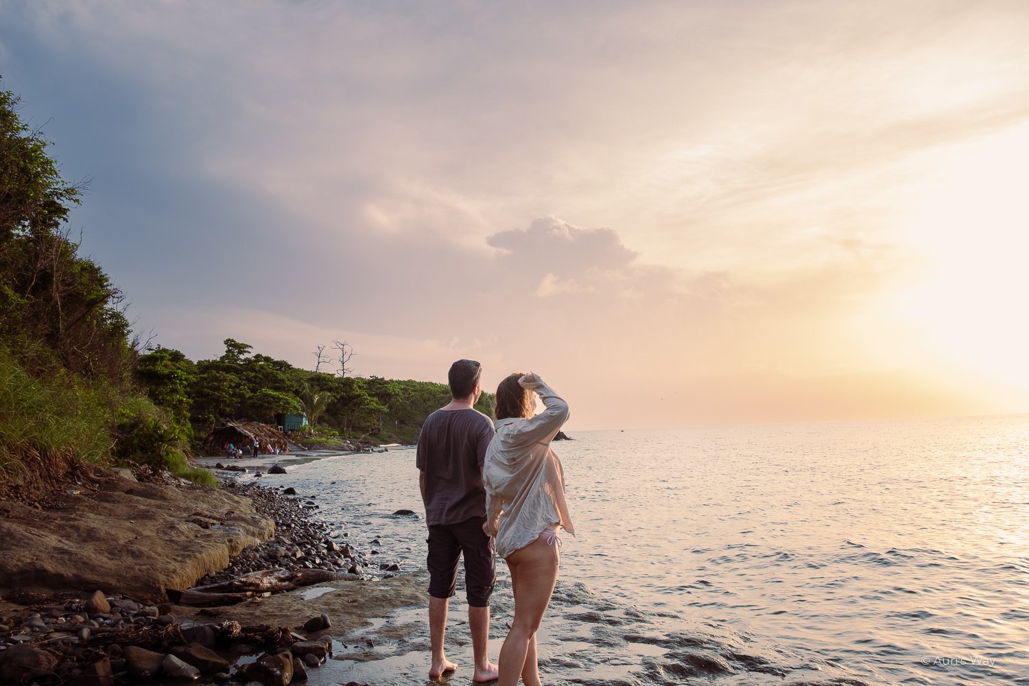 Pareja admirando el atardecer en la playa de Almond Bay en isla Providencia
