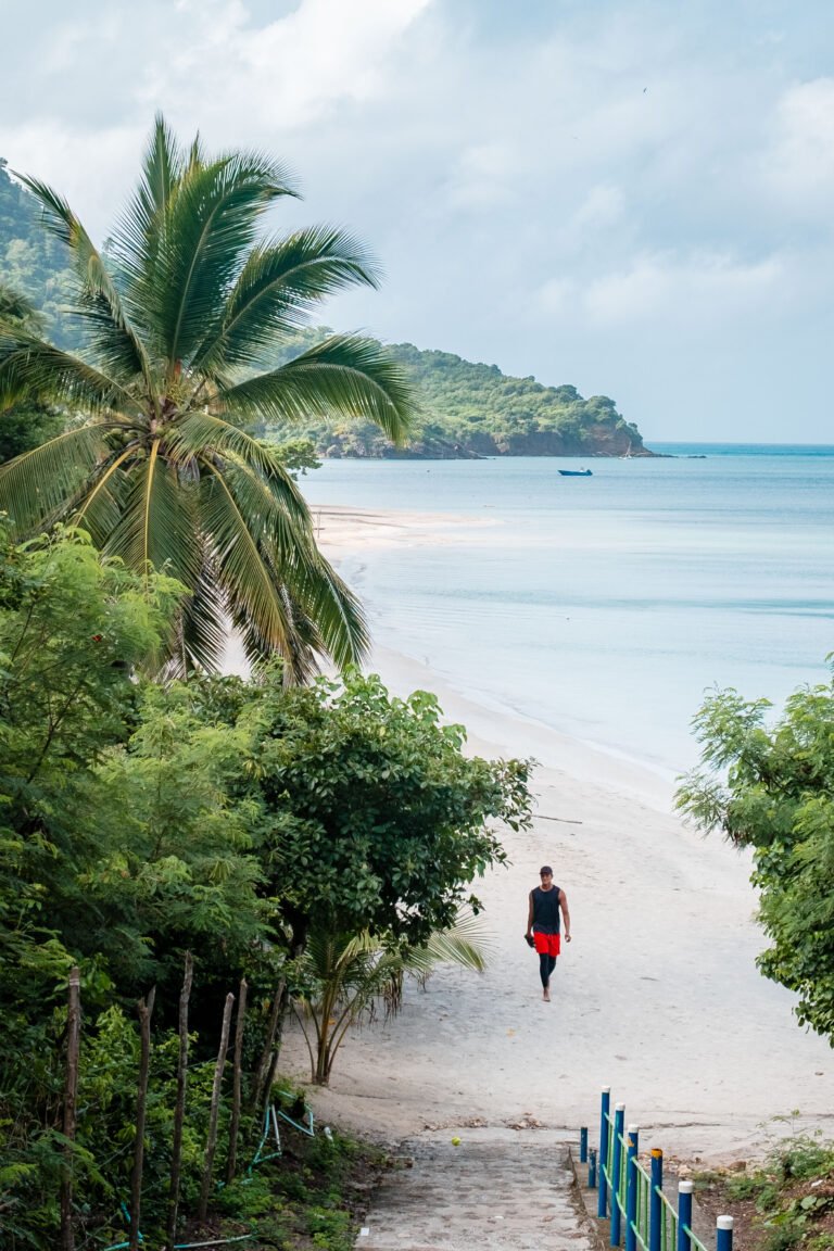 Entrée d'une plage paradisiaque faisant partie des activités à faire à Providencia en Colombie.