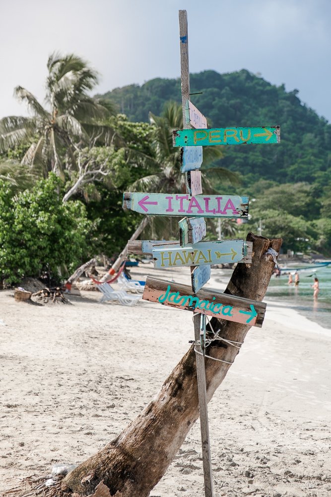 Panneau indiquant la distance avec d'autres pays sur la plage bahia suroeste sur l'île de providencia