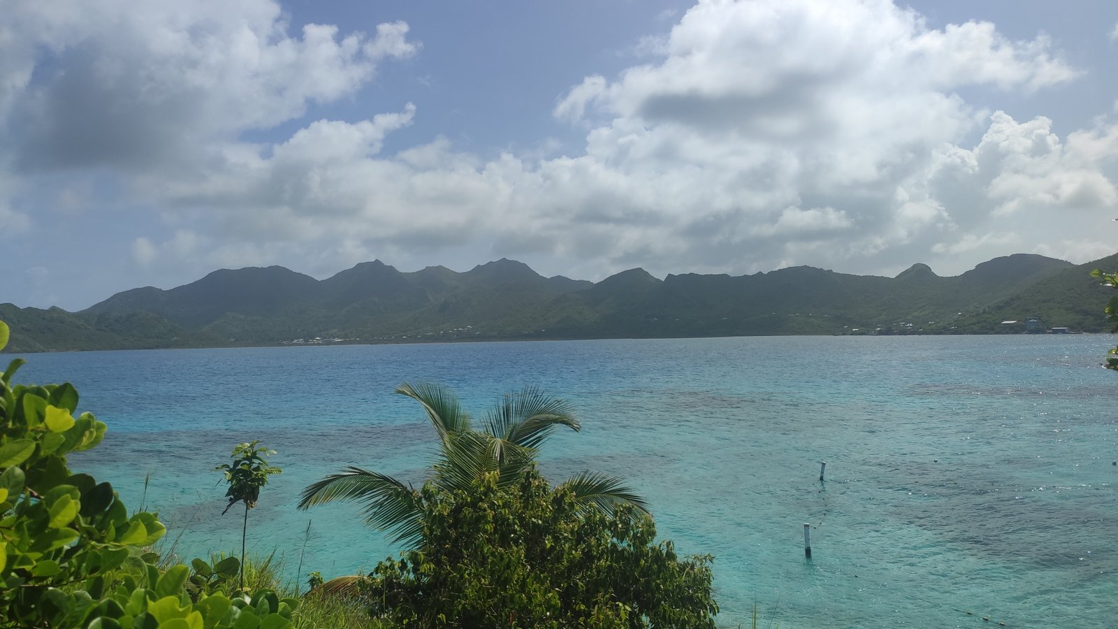 Vue sur l'île de Providencia depuis Cayo Cangrejo.