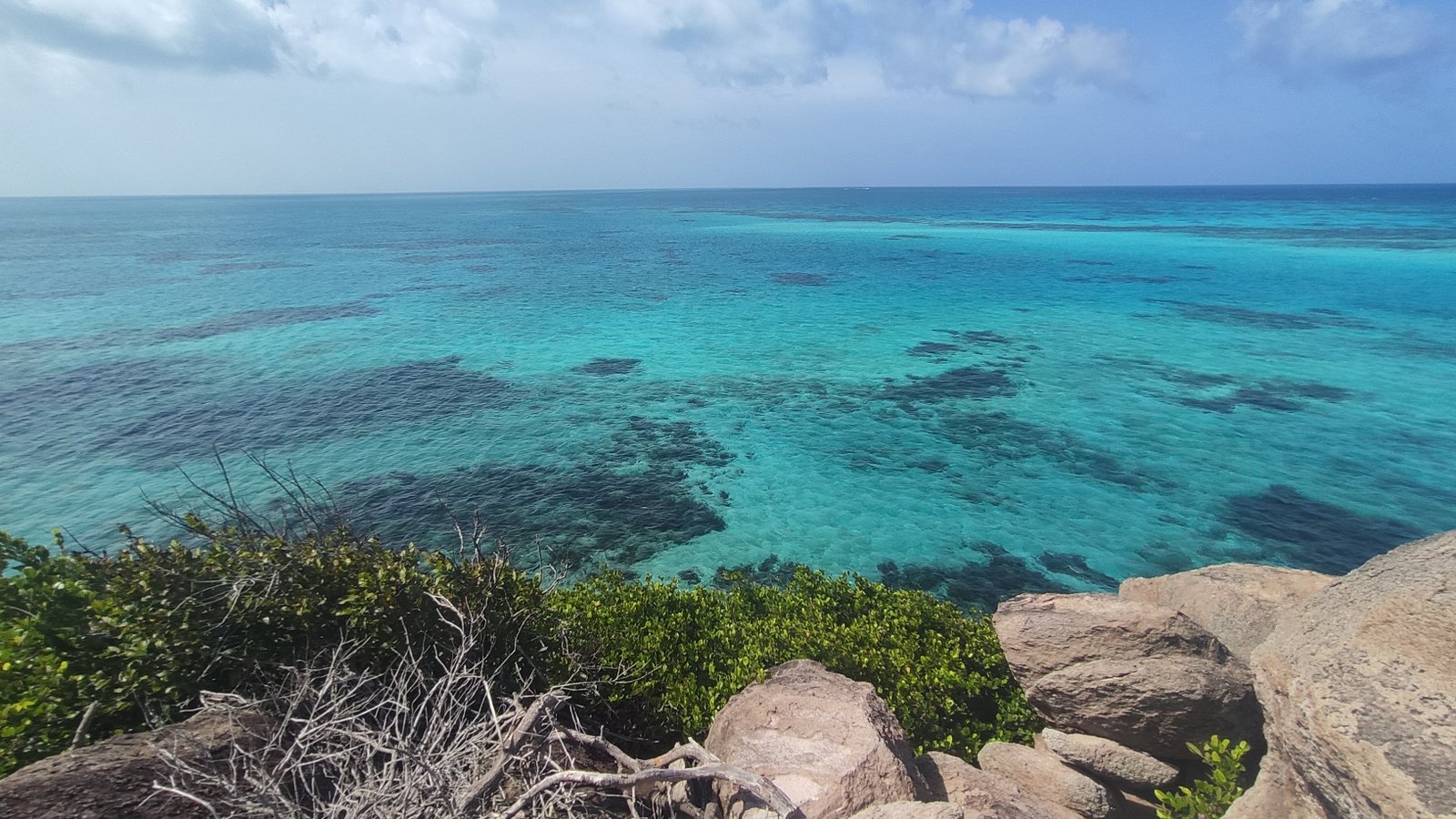 Vue sur les couleurs turquoise de la mer des Caraïbes à Cayo Cangrejo, près de l'île de Providencia