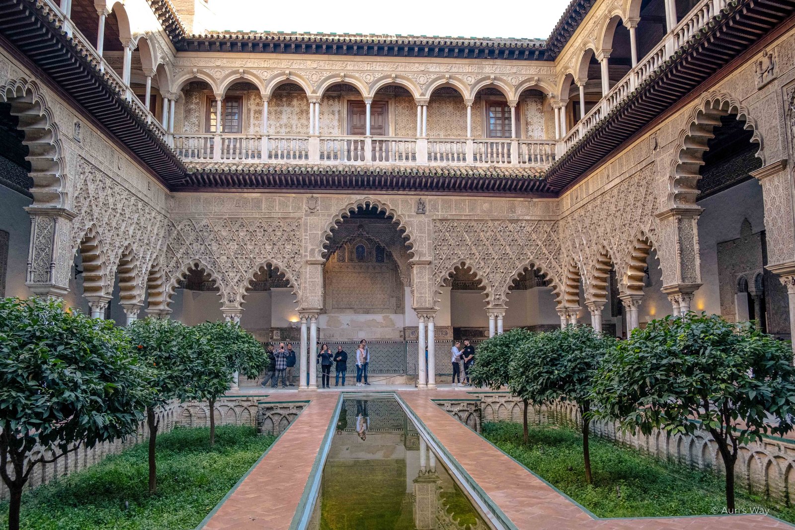 Patio interior del Alcazar, una de las atracciones que ver en Sevilla