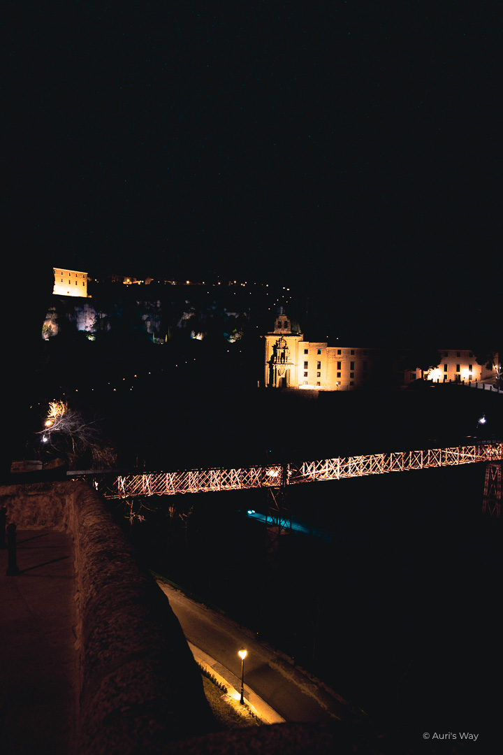 Vue de nuit sur le Parador de Cuenca et le Pont de San Pablo illuminé.