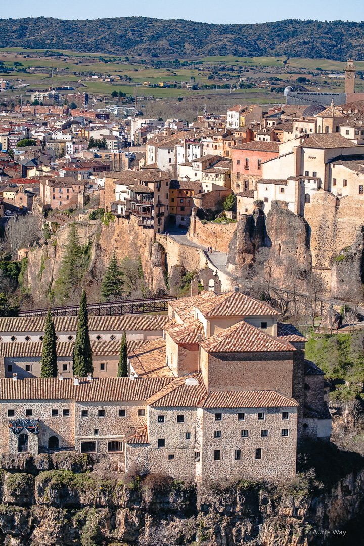 Vue sur le parador de Cuenca perché sur son éperon rocheux depuis le mirador del castillo.