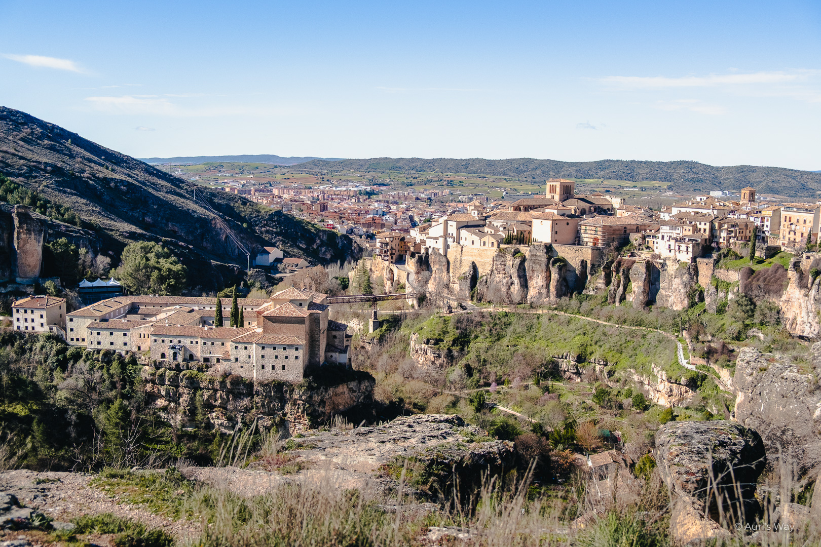 Vue sur Cuenca en Espagne et sa vallée depuis le mirador du château.