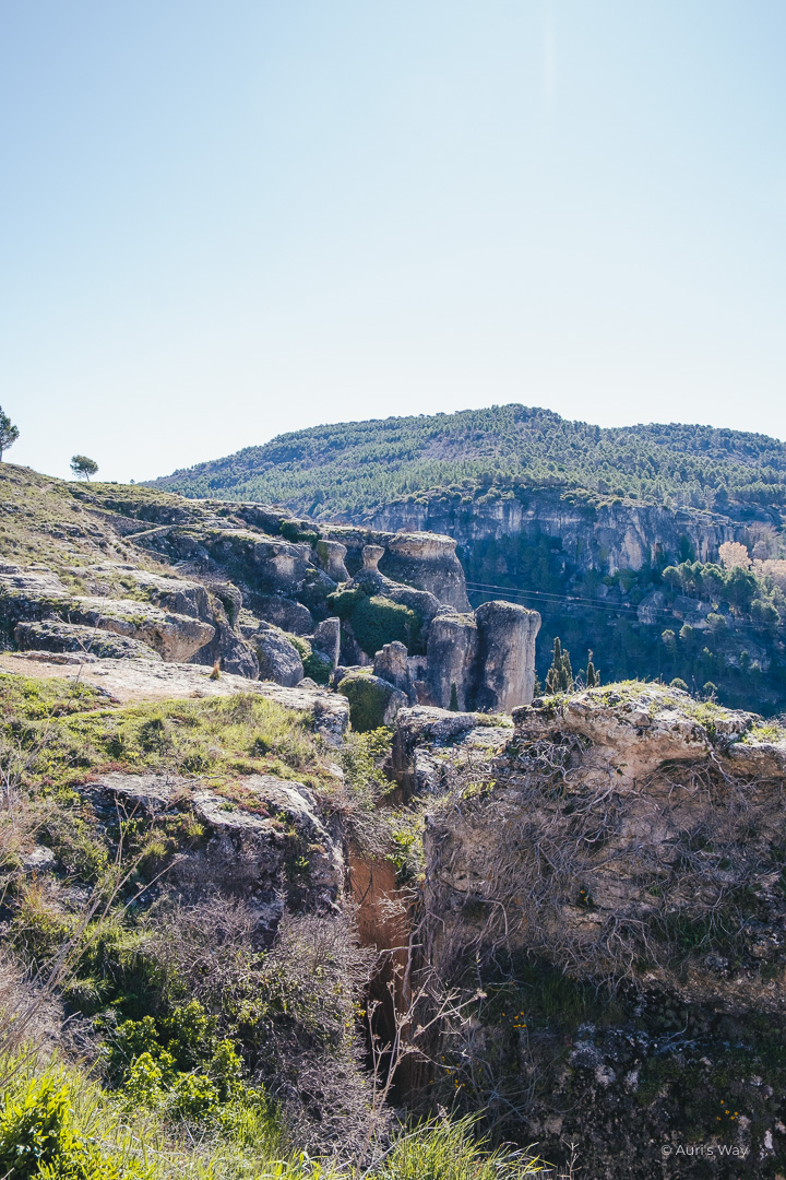 Panorama de la vallée entourant Cuenca en Espagne, depuis la partie supérieure de la ville.