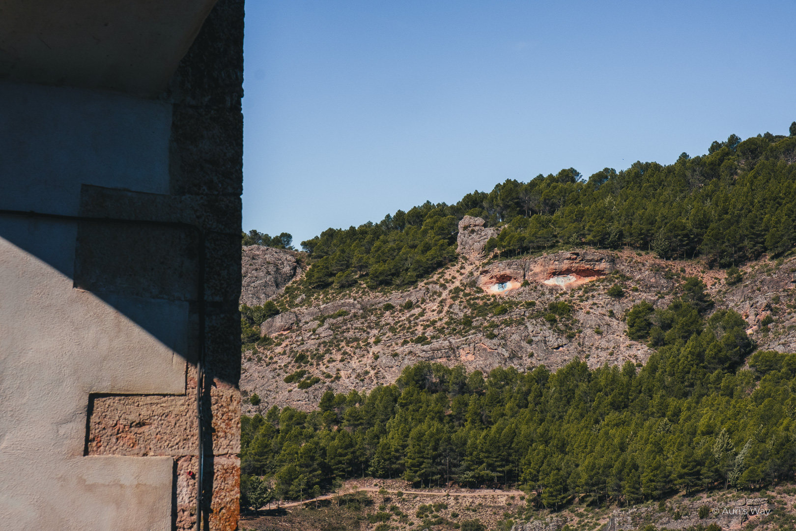 Vue sur Los Ojos de la Mora, sculptés dans la montagne de Cuenca.