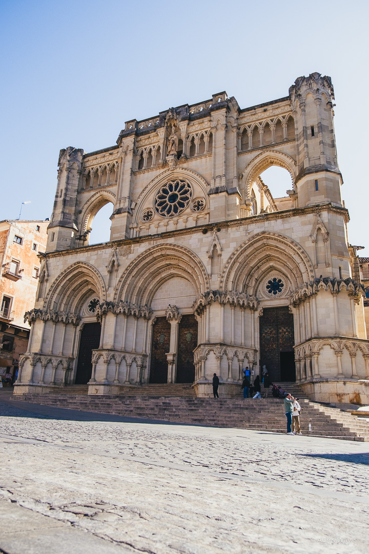 Vue frontale de la Cathédrale de Santa Maria et San Julian à Cuenca.