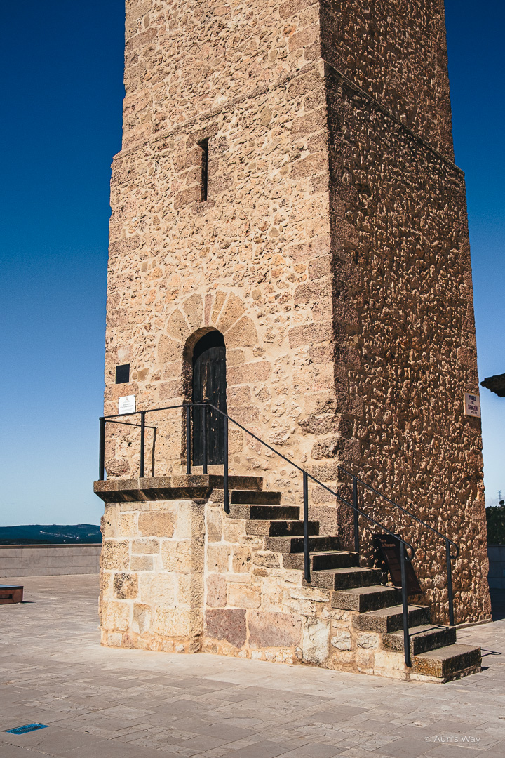Base de la tour de Mangana à Cuenca.