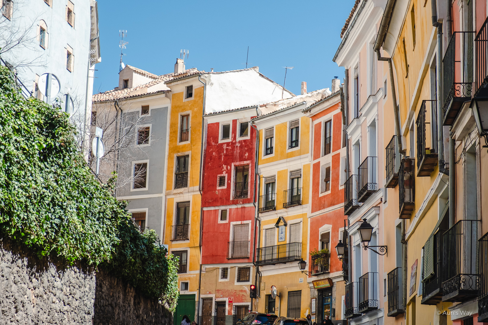 Vue sur les Rascacielas de Cuenca depuis la rue Alfonso XVIII.