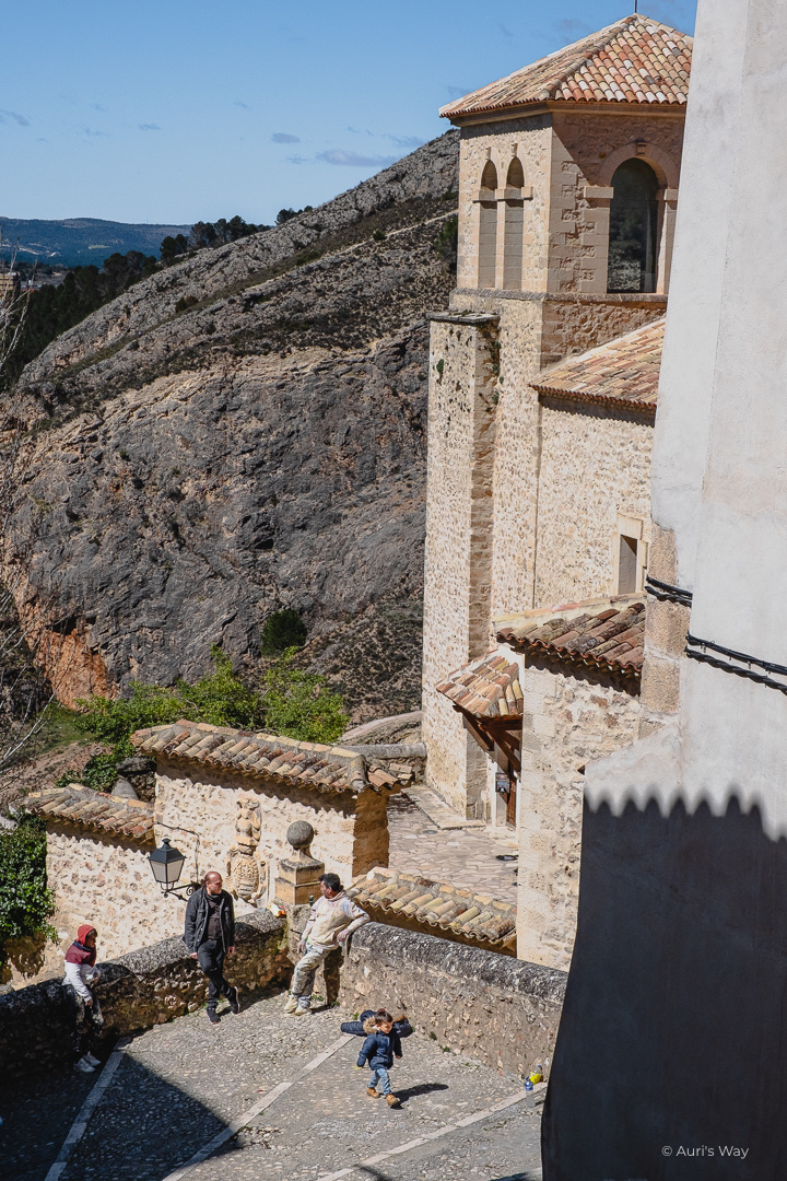 Groupe de locaux avec un enfant, avec l'église de San Miguel en fond dans le barrio San Miguel.