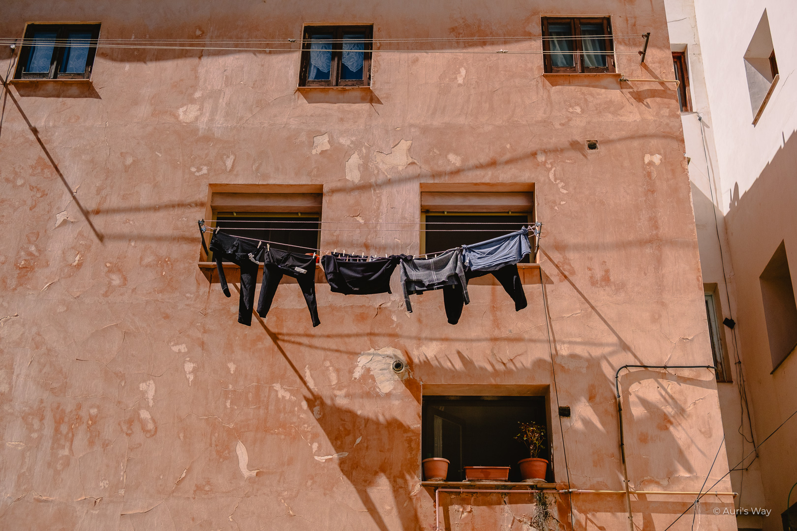 Linge séchant au vent sur une corde à Cuenca.