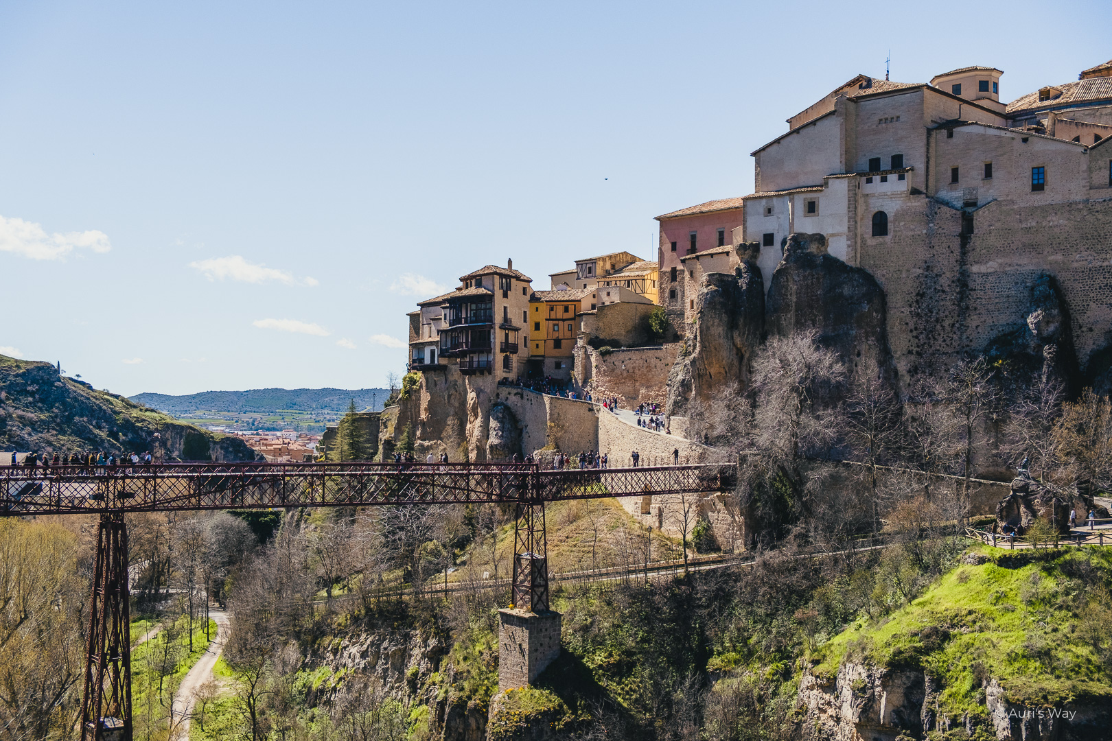 Vue sur les fameuses Casas Colgadas de Cuenca, avec le Pont de San Pablo au premier plan.