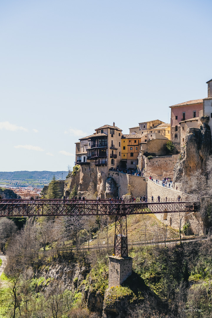Vue des casas colgadas de Cuenca sous un ciel bleu.
