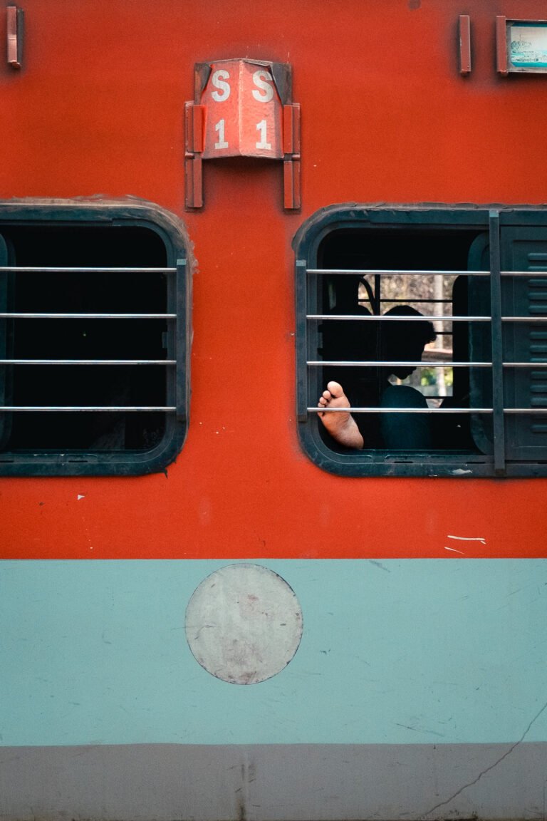 Pied d'un passager dans un train au Kerala en Inde.