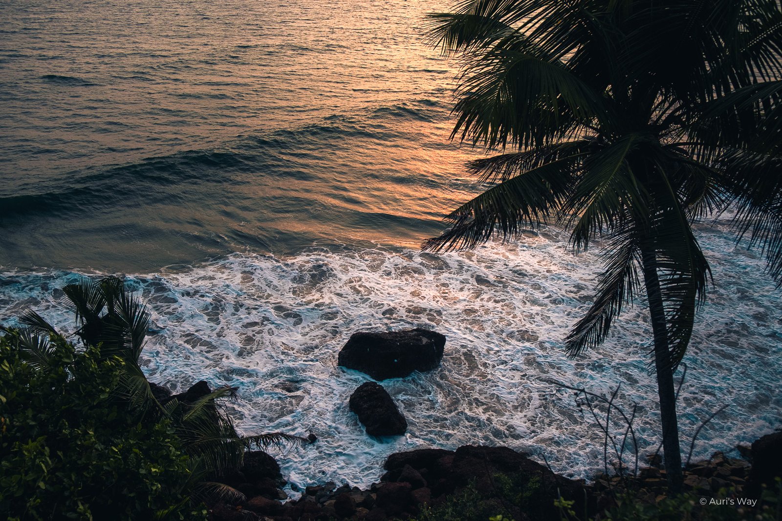 Vue sur la mer en contrebas au coucher du soleil depuis la falaise de Varkala