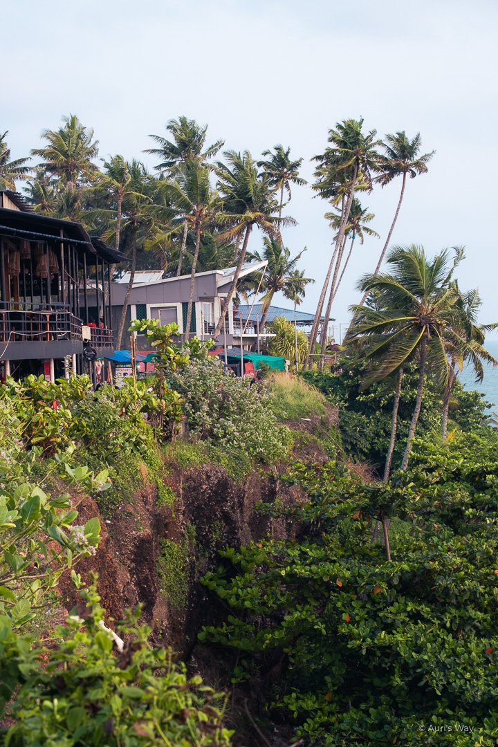 Restaurants de Varkala accrochés à la falaise.
