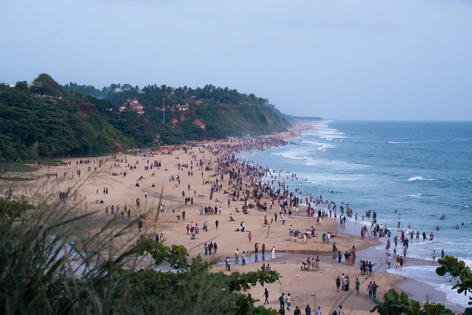 La foule à Varkala Beach, qui crée un effet Instagram vs Réalité