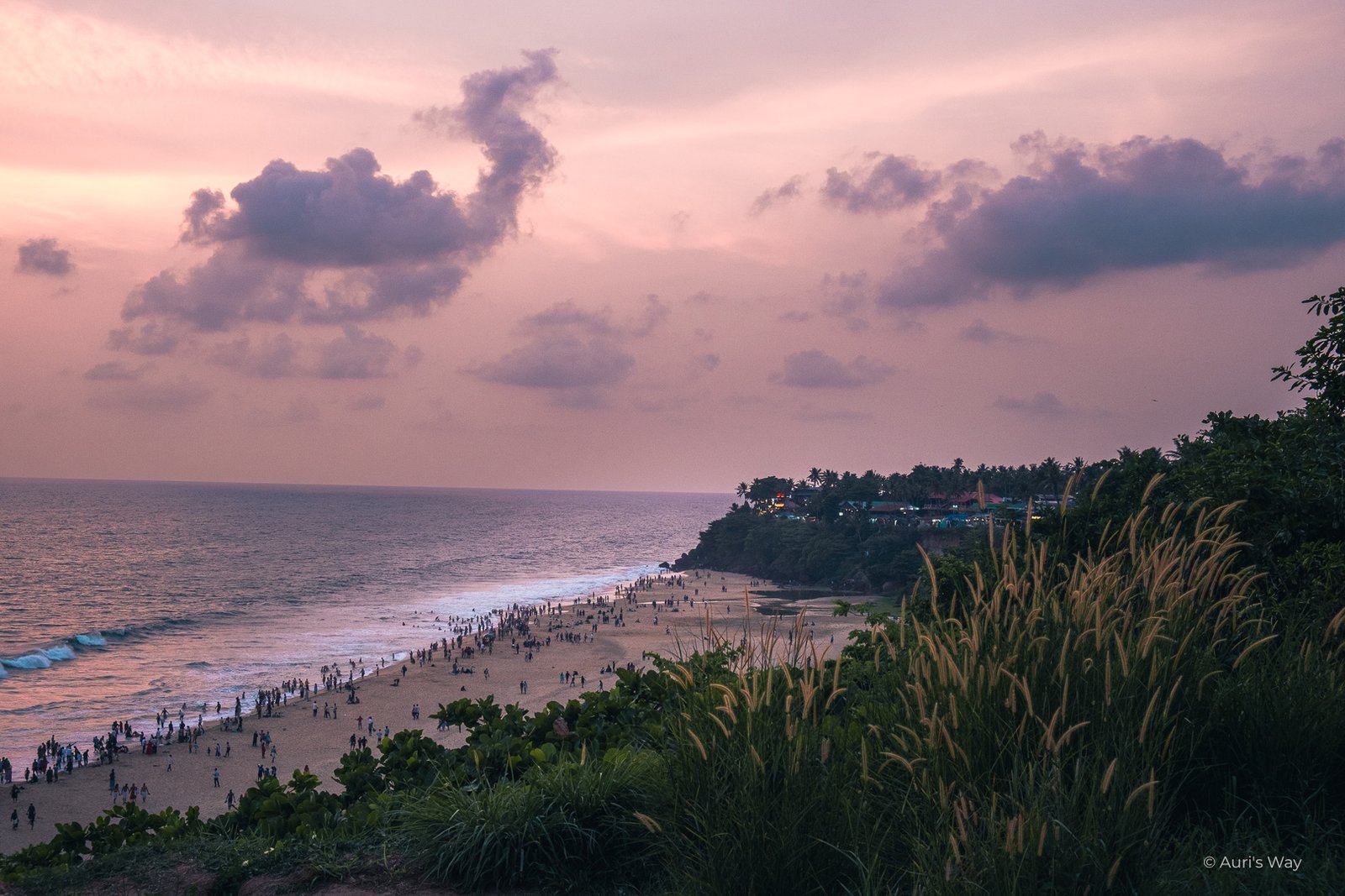 L'immense plage de Varkala au coucher du soleil.
