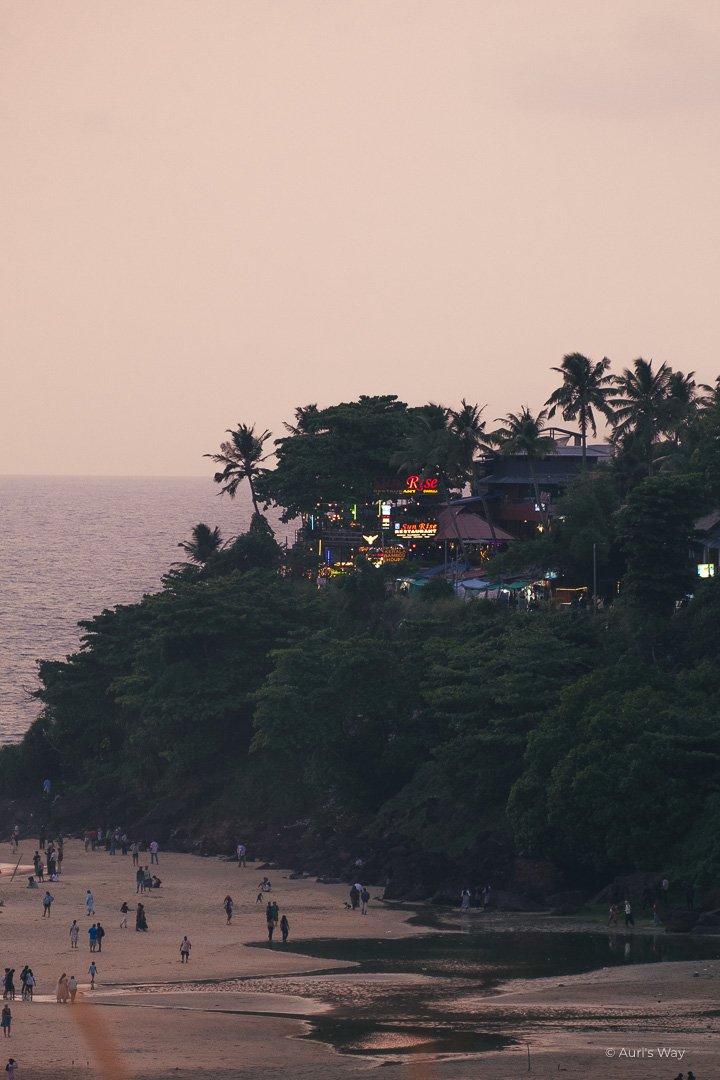 Un restaurant de Varkala Cliff au loin au coucher du soleil