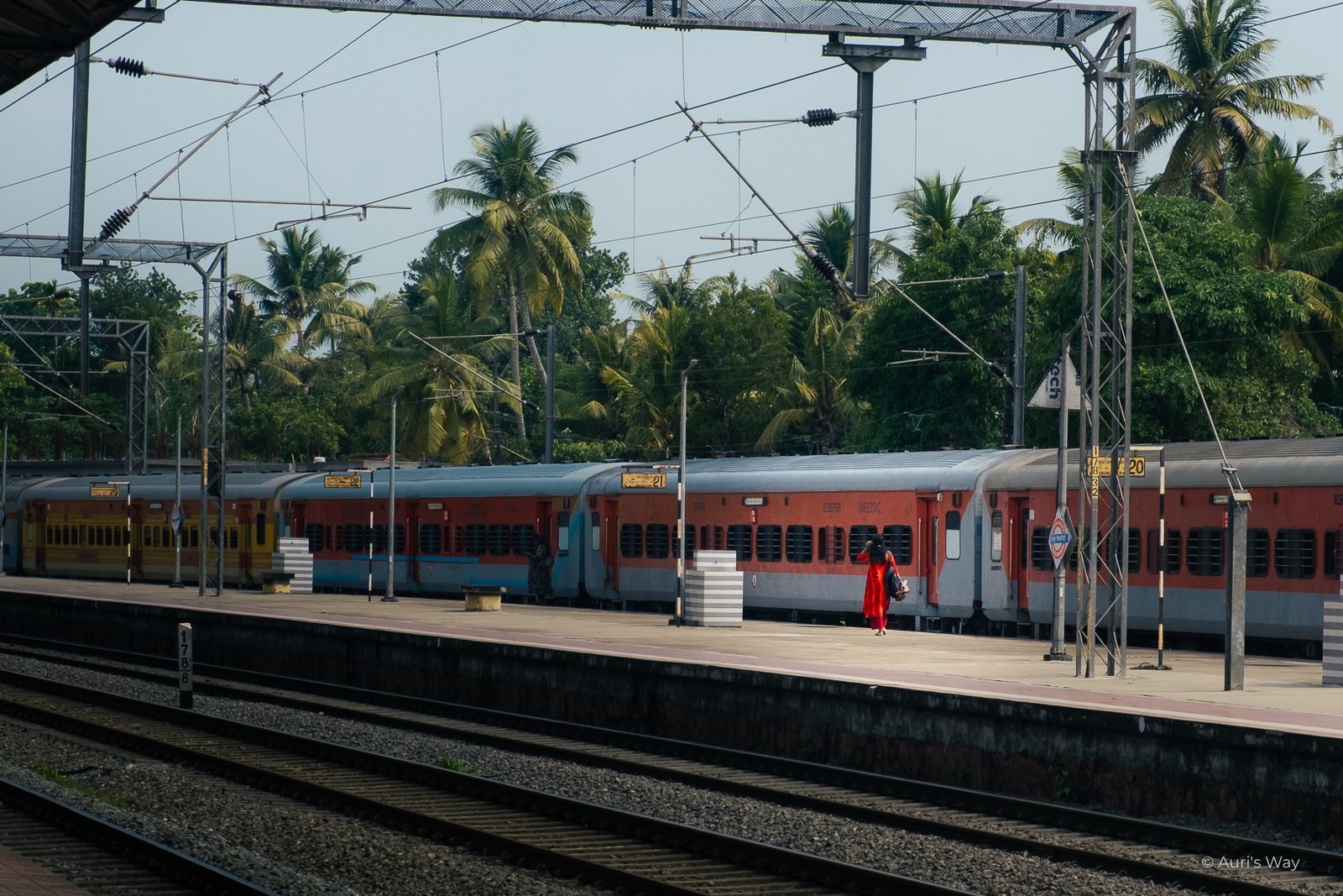 Jeune femme marchant pour prendre son train à la gare de Varkala