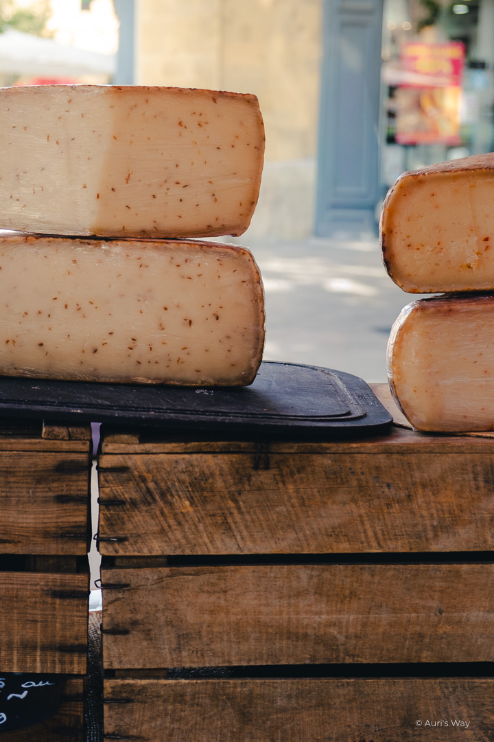 Poste de fromage au marché alimentaire, une expérience à ne pas manquer à Aix-en-Provence.